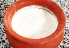 ماست زدن در ظرف سفالی