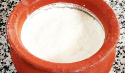 ماست زدن در ظرف سفالی