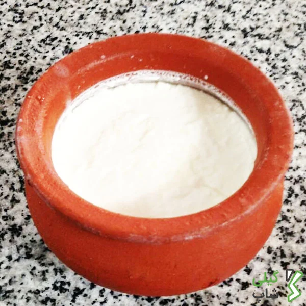 ماست زدن در ظرف سفالی