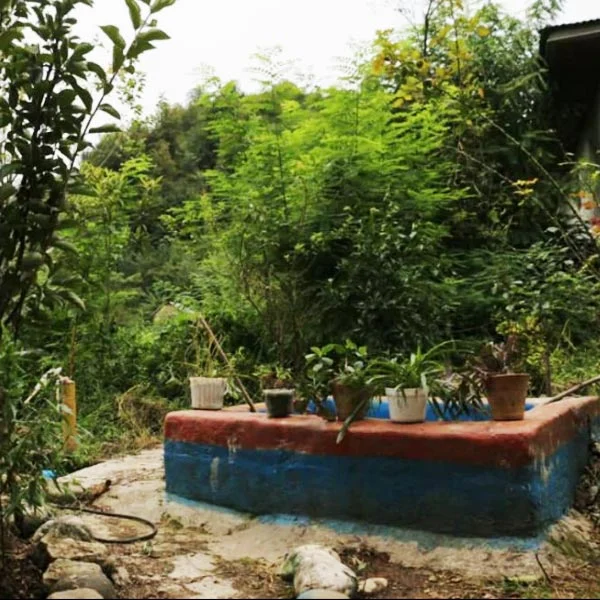 اقامتگاه بوم گردی در رودبار (1) حیاط اقامتگاه فرارود