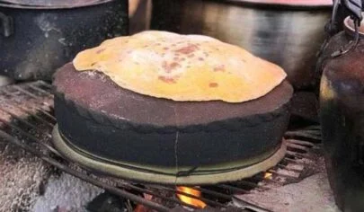 طرز تهیه نان بر روی ساج سفالی