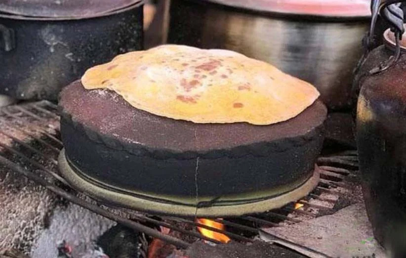 طرز تهیه نان بر روی ساج سفالی