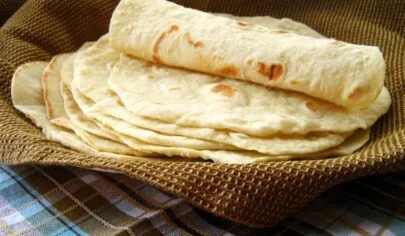 طرز تهیه نان لواش خانگی بر روی ساج سفالی