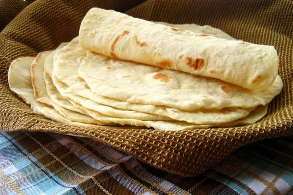 طرز تهیه نان لواش خانگی بر روی ساج سفالی
