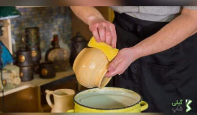 شستن کوزه سفالی